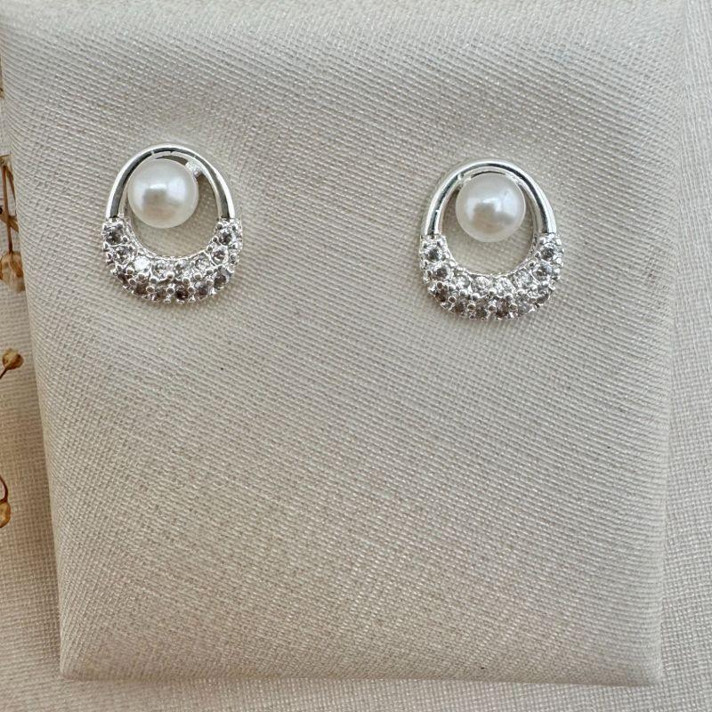 07.2692.15.S - (Tam. M) Brinco de pérola com arco de parte inferior cravejada