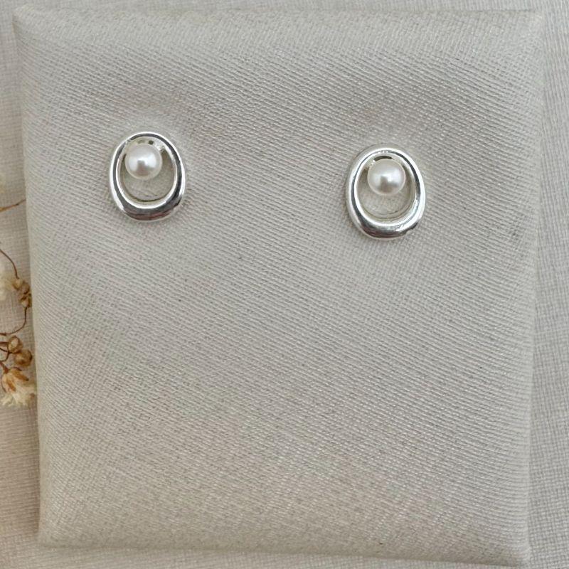 07.2693.15.S - (Tam. P) Brinco de pérola com arco oval separado