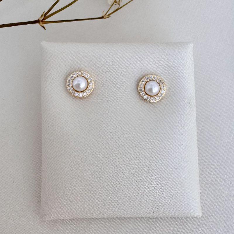 07.2697.15.O - (Tam.P) Brinco com pérola central com uma linha de cravação em volta separada