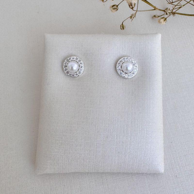 07.2697.15.S - (Tam.P) Brinco com pérola central com uma linha de cravação em volta separada