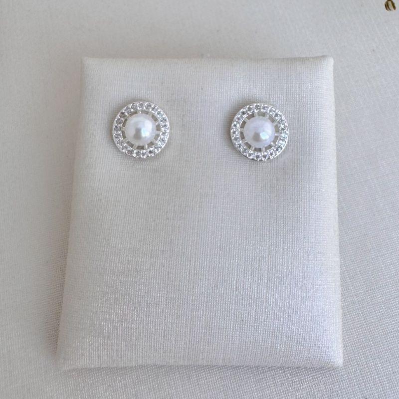 07.2698.15.S - (Tam.G) Brinco com pérola central com uma linha de cravação em volta separada