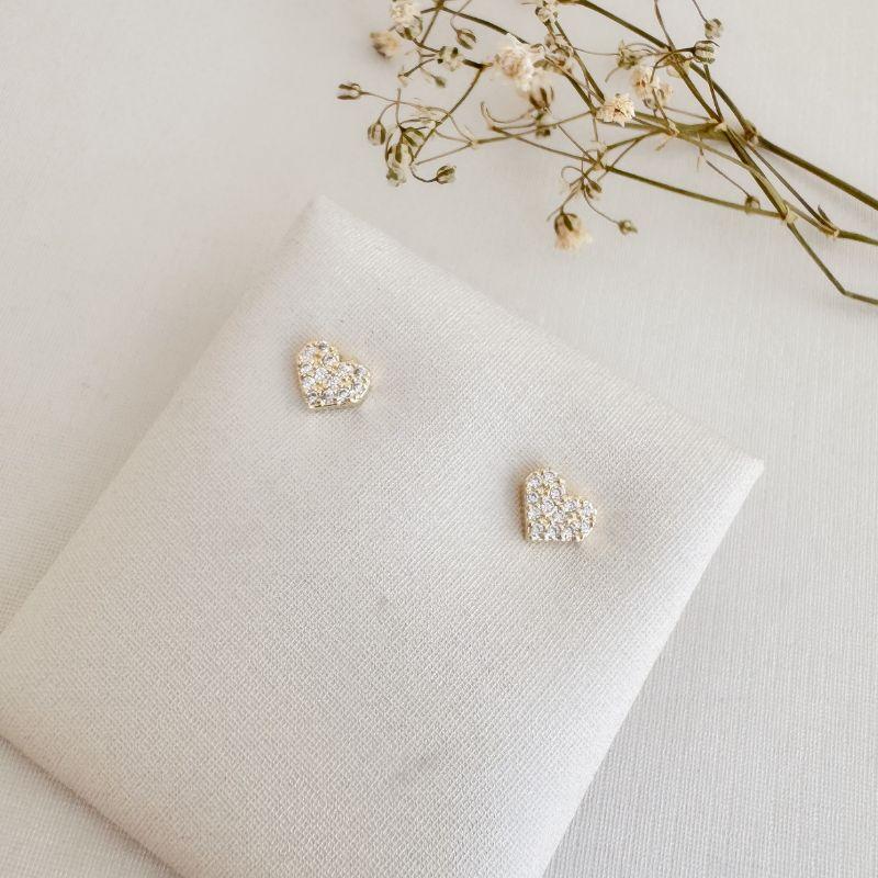 07.2704.1.O - (Tam.P) Brinco coração cravejado de borda reta