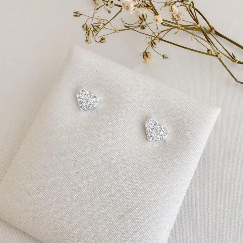 07.2704.1.S - (Tam.P) Brinco coração cravejado de borda reta