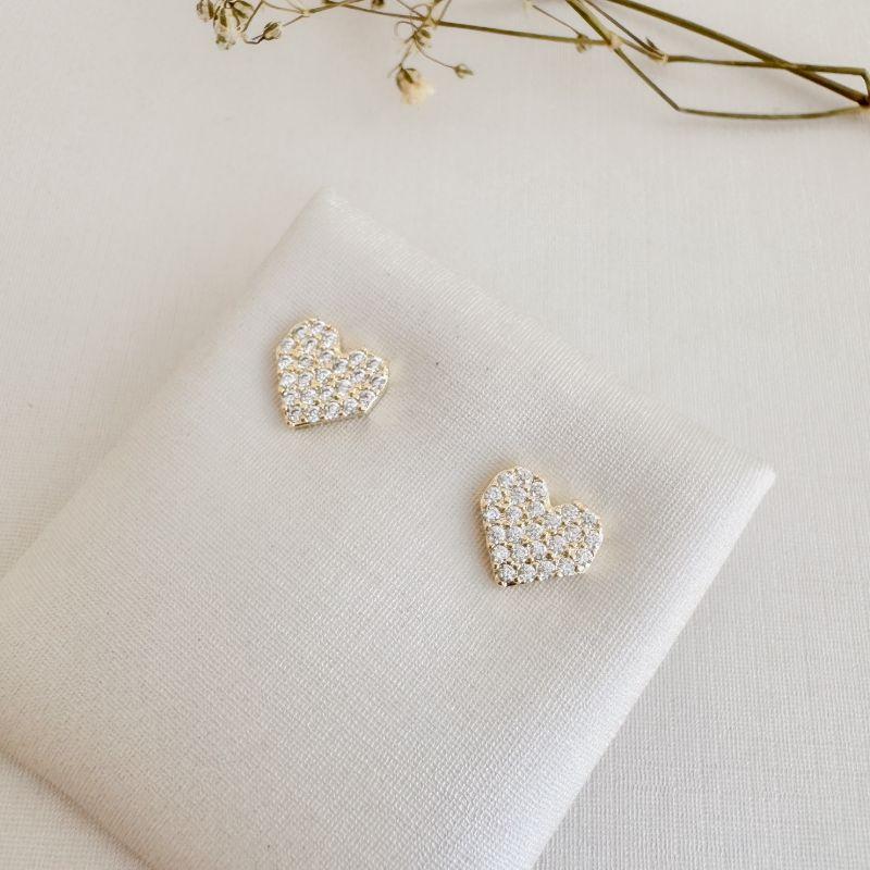 07.2706.1.O - (Tam.G) Brinco coração cravejado de borda reta