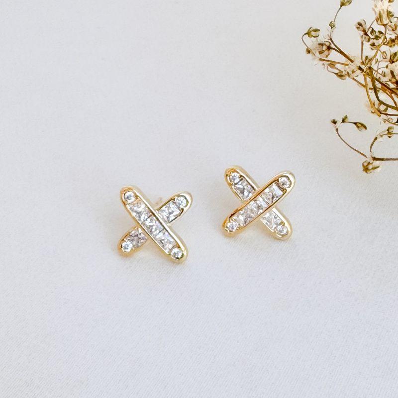 07.2707.1.O - Brinco de forma X em pedra carrê com borda arredondada