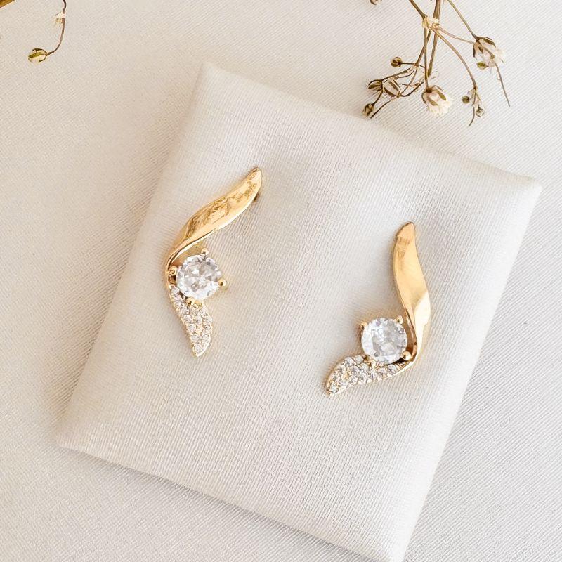 07.2708.1.O - Brinco de efeito espiral com ponto de luz em parte inferior cravejada