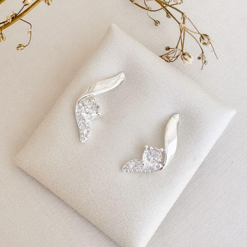 07.2708.1.S - Brinco de efeito espiral com ponto de luz em parte inferior cravejada