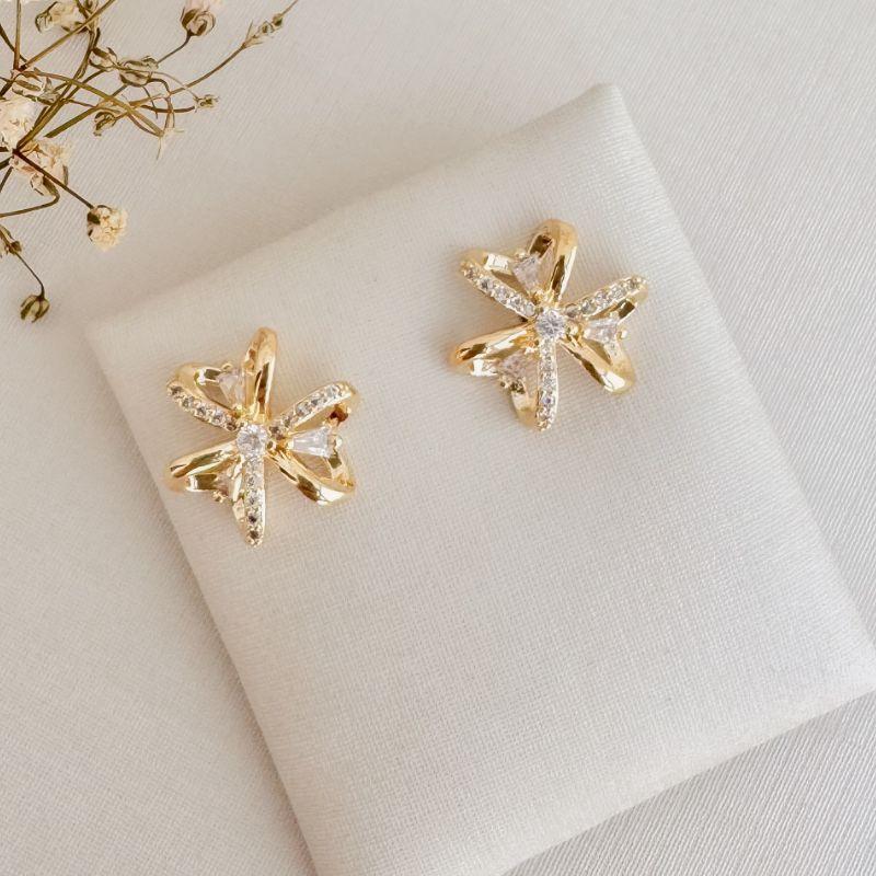 07.2709.1.O - Brinco de laço triplo com ponto de luz central