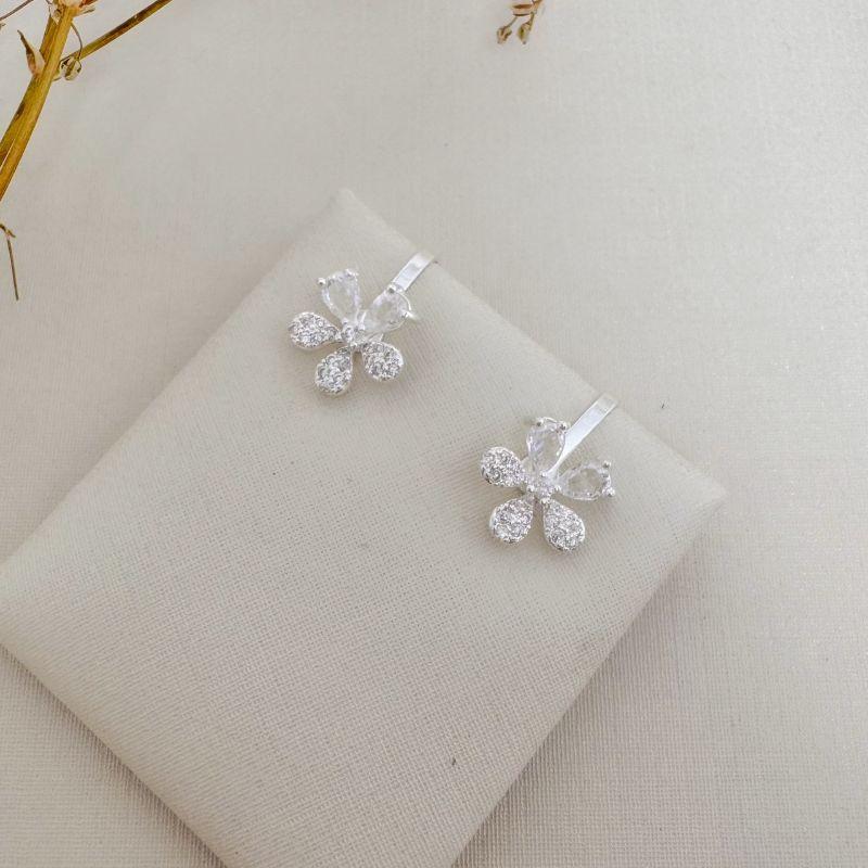 07.2710.1.S - Brinco de pressão em flor margarida com três pétalas cravejadas e duas em zircônia gota