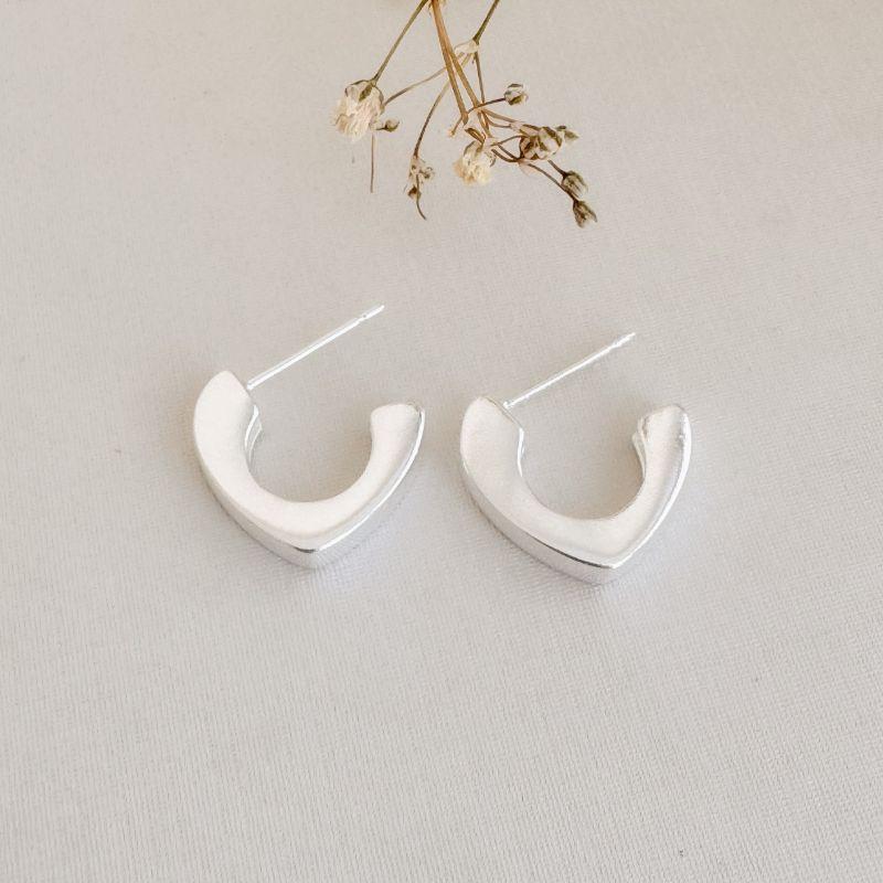 07.2711.0.S - Brinco formato C em caixa lisa de borda reta