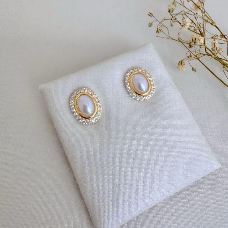 07.2713.15.O - (Tam.M) Brinco oval com pérola central e uma coluna de cravação em volta