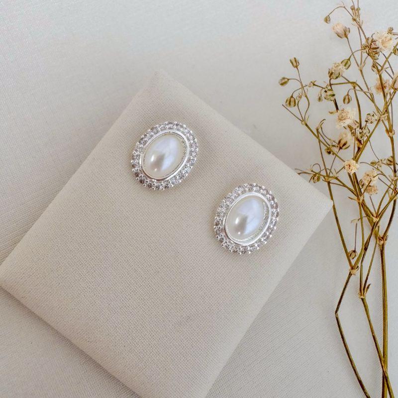 07.2714.15.S - (Tam.G) Brinco oval com pérola central e uma coluna de cravação em volta