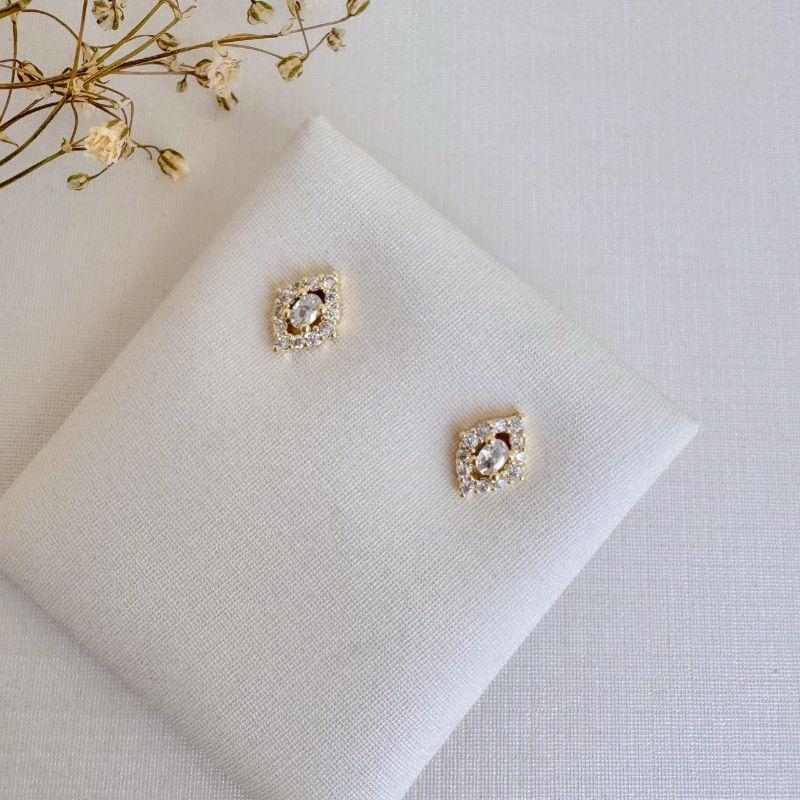 07.2715.1.O - (Tam.P) Brinco de formato navete com central em ponto de luz oval e aura cravejada