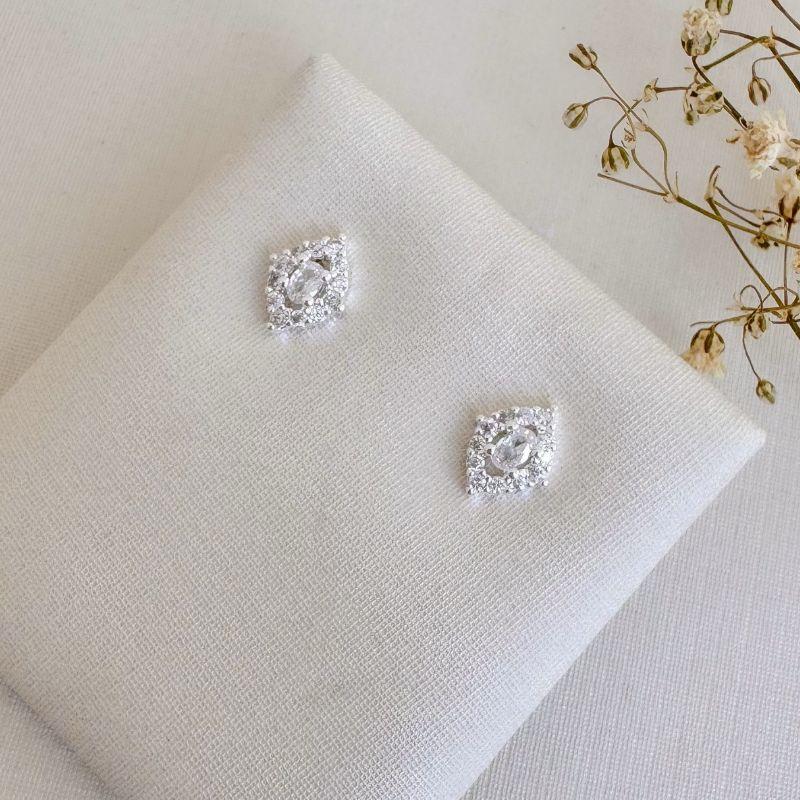 07.2715.1.S - (Tam.P) Brinco de formato navete com central em ponto de luz oval e aura cravejada