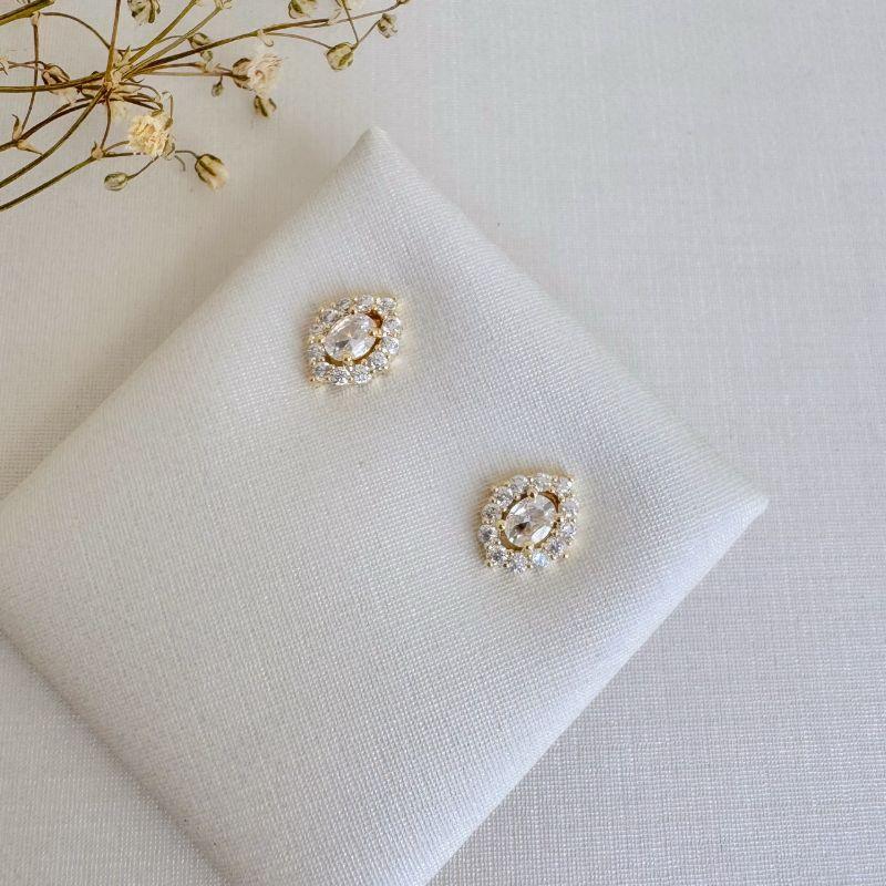 07.2716.1.O - (Tam.M) Brinco de formato navete com central em ponto de luz oval e aura cravejada