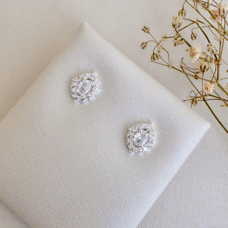 07.2716.1.S - (Tam.M) Brinco de formato navete com central em ponto de luz oval e aura cravejada