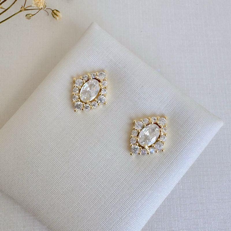 07.2717.1.O - (Tam.G) Brinco de formato navete com central em ponto de luz oval e aura cravejada