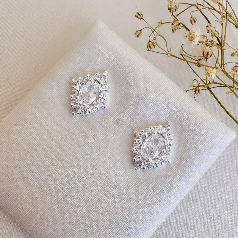 07.2717.1.S - (Tam.G) Brinco de formato navete com central em ponto de luz oval e aura cravejada