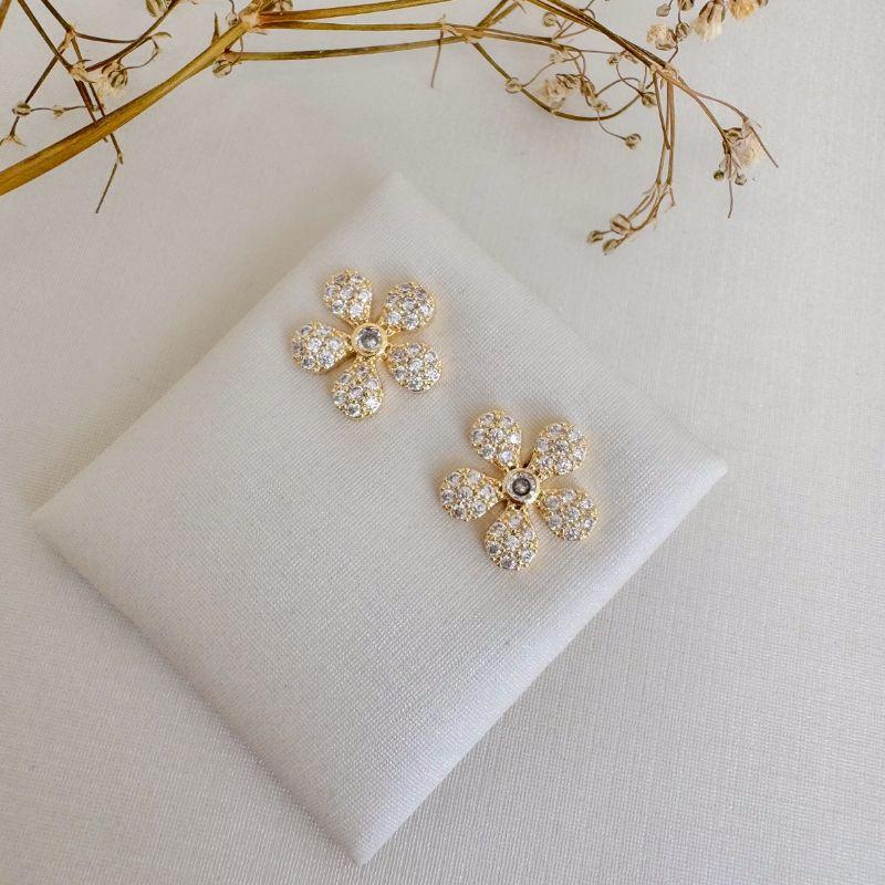 07.2718.1.O - Brinco de flor margarida cinco pétalas cravejadas com ponto de luz central