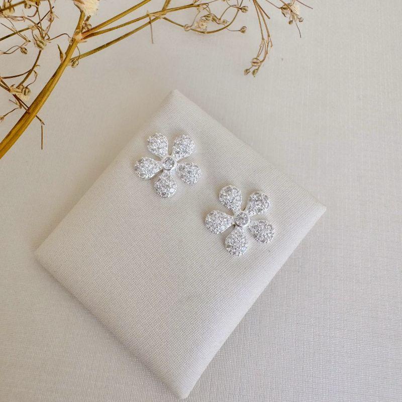 07.2718.1.S - Brinco de flor margarida cinco pétalas cravejadas com ponto de luz central