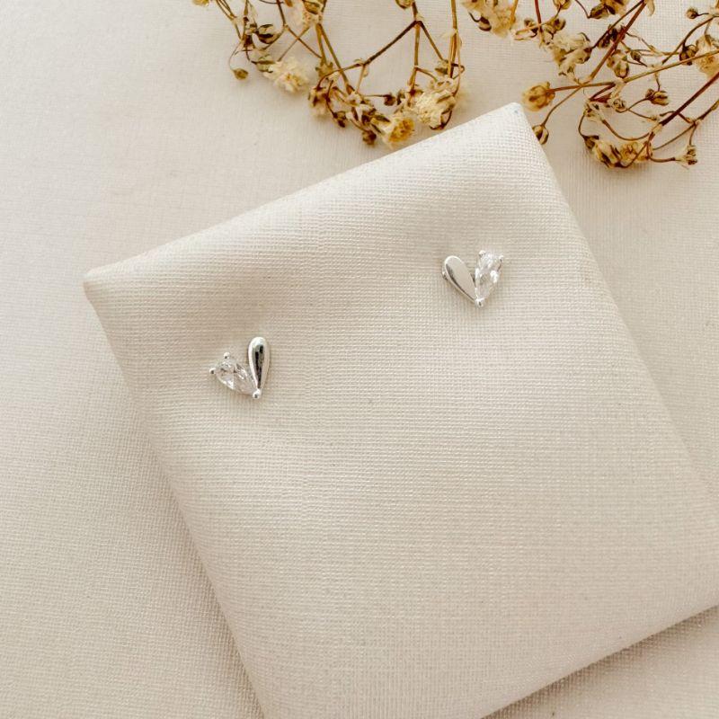 07.2719.1.S - Brinco de mini coração com um lado em pedra gota e um lado liso