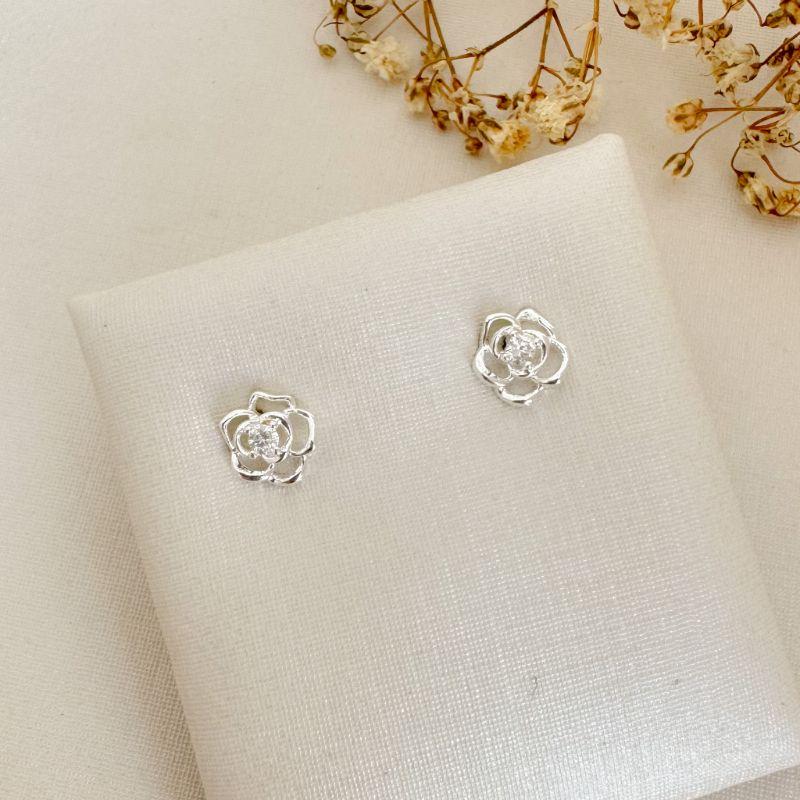 07.2720.1.S - Brinco de silhueta rosa com ponto de luz central