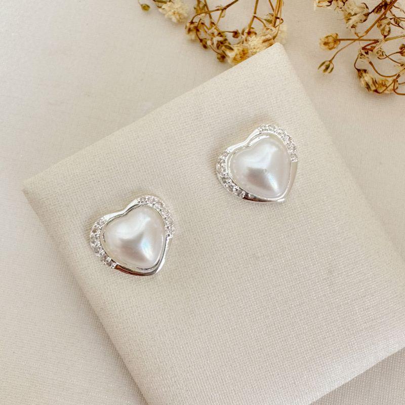 07.2721.15.S - Brinco de coração em resina perolada com aura cravejada