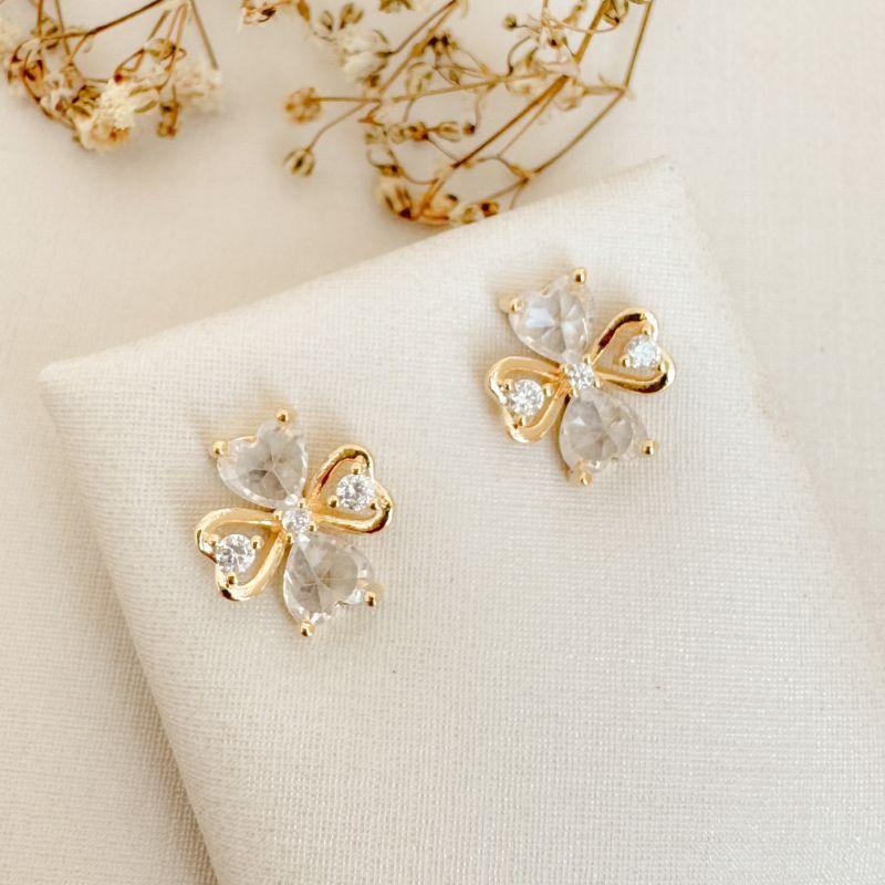 07.2722.1.O - Brinco dm Shamrock com duas folhas em pontos de luz de coração e duas em silhueta