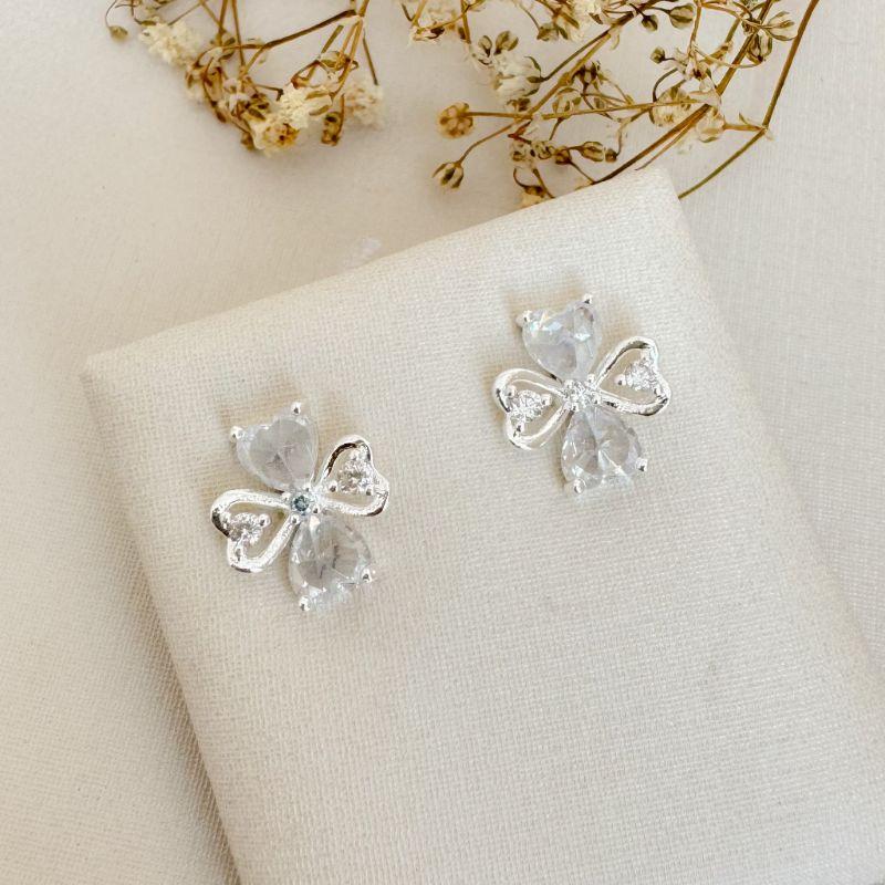 07.2722.1.S - Brinco dm Shamrock com duas folhas em pontos de luz de coração e duas em silhueta