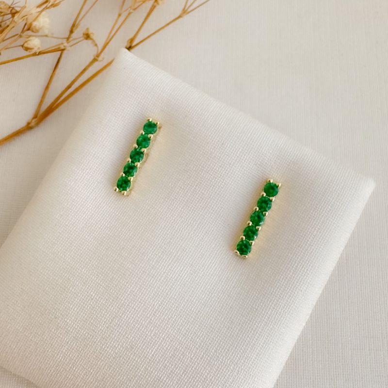 07.2728.5.O - Brinco de traço cravejado com cinco pedras em estilo riviera