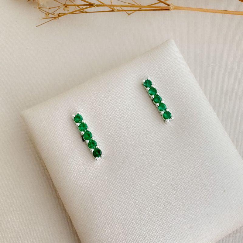 07.2728.5.S - Brinco de traço cravejado com cinco pedras em estilo riviera