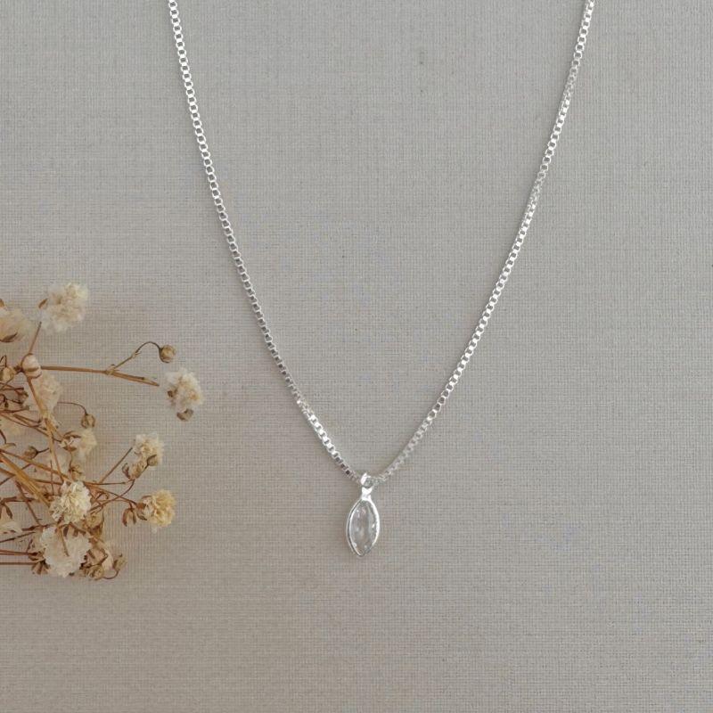 09.2239.1.S - (40+10) Colar de veneziana com pingente ponot de luz navete em ingles