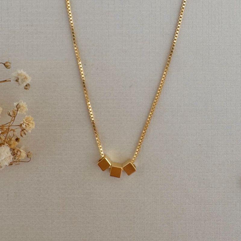 09.2242.0.O - (45) Colar de veneziana com três quadrados lisos iguais