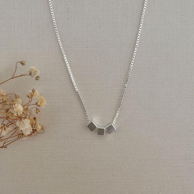 09.2242.0.S - (45) Colar de veneziana com três quadrados lisos iguais