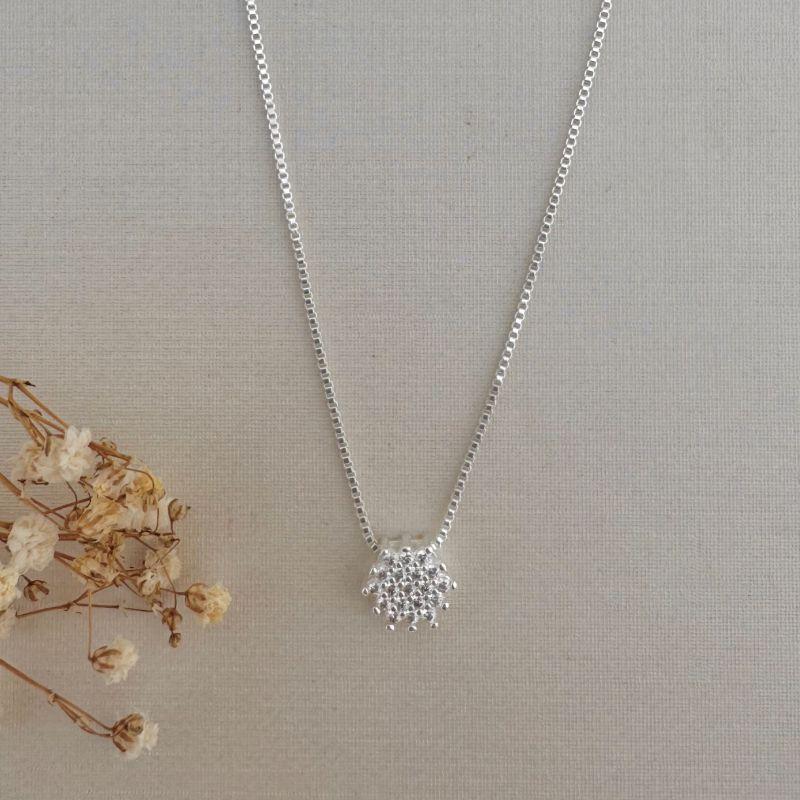 09.2243.1.S - (45) Colar de veneziana com pingente hexogonal em cravação chuveiro