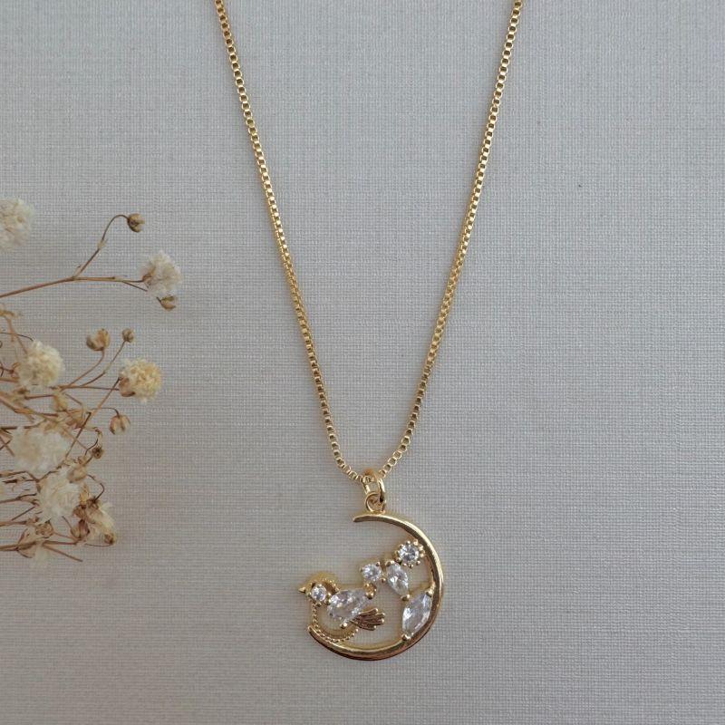 09.2244.1.O - (45) Colar de veneziana com pingente meia lua com passarinho e pedras variadas