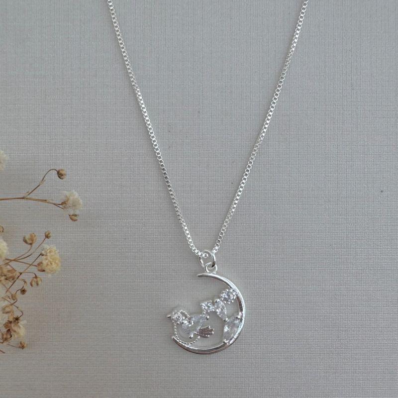 09.2244.1.S - (45) Colar de veneziana com pingente meia lua com passarinho e pedras variadas