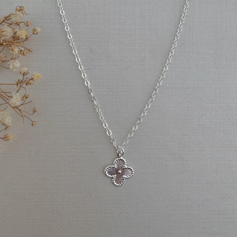 09.2246.0.S - (45) Colar de elos ovais com pingente flor alhambra. Insp. VanCleef