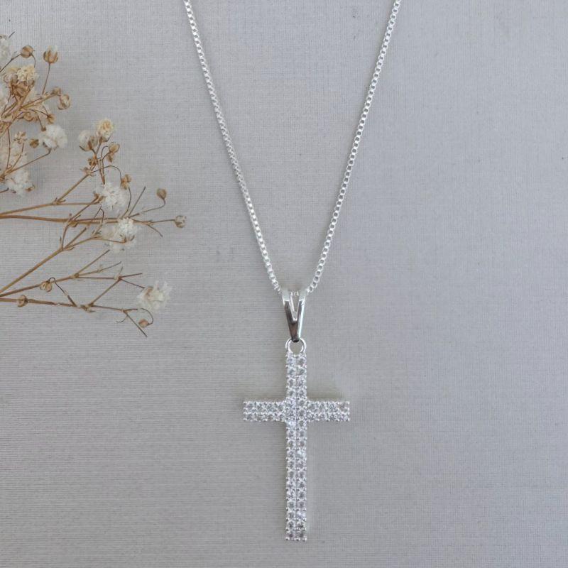 09.2256.1.S - (45) Colar de veneziana com pingente de cruz em duas colunas de cravação