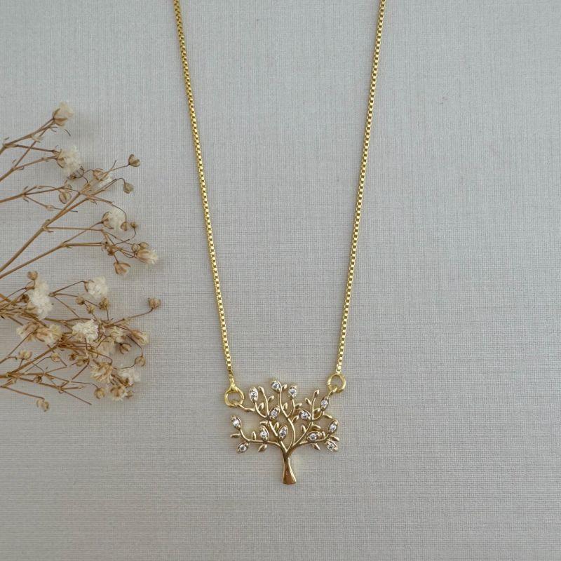 09.2259.1.O - (43) Colar de veneziana com pingente de árvore com folhas cravejadas