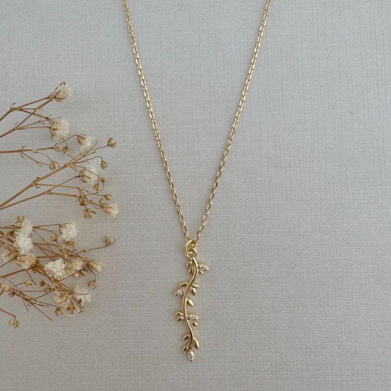 09.2265.1.O - (45) Colar de elos ovais com pingente de ramo longo com folhas cravejadas