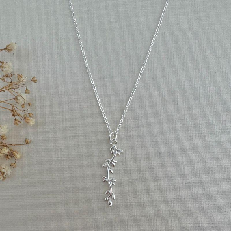 09.2265.1.S - (45) Colar de elos ovais com pingente de ramo longo com folhas cravejadas