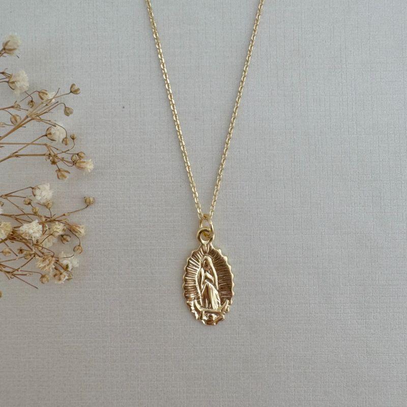 09.2270.0.O - (45) Colar de elos ovais com pingente oval de Nossa Senhora desenhada