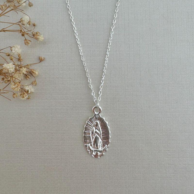 09.2270.0.S - (45) Colar de elos ovais com pingente oval de Nossa Senhora desenhada