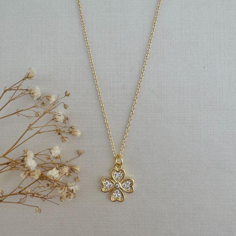 09.2276.1.O - (45) Colar de elos ovais com pingente trevo de quatro colhas cravejado e borda lisa