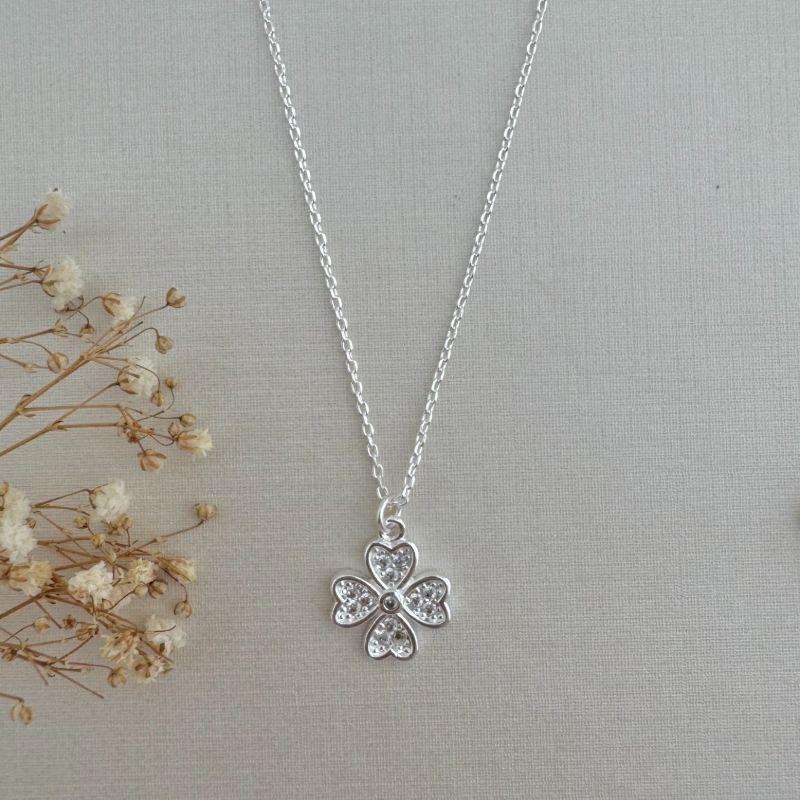 09.2276.1.S - (45) Colar de elos ovais com pingente trevo de quatro colhas cravejado e borda lisa