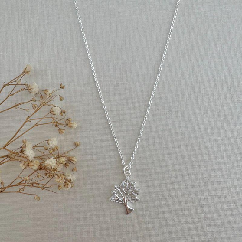 09.2282.1.S - (45) Colar de elos ovais com pingente de arvore com pontas cravejadas