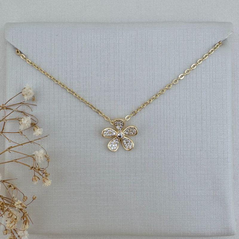 09.2285.1.O - (45) Colar de elos ovais com pingente de flor margarida cravejada