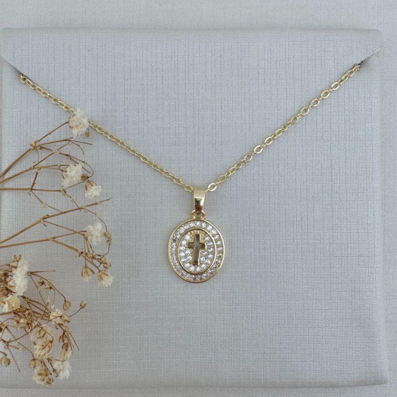 09.2286.1.O - (45) Colar de elos ovais com pingente de cruz vazada em moeda oval cravejada