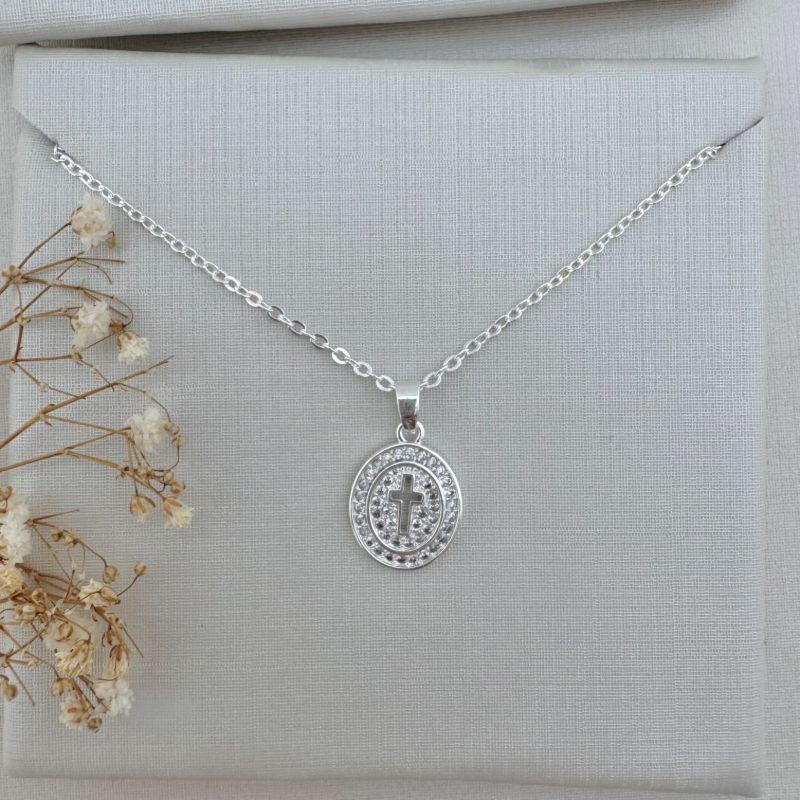 09.2286.1.S - (45) Colar de elos ovais com pingente de cruz vazada em moeda oval cravejada